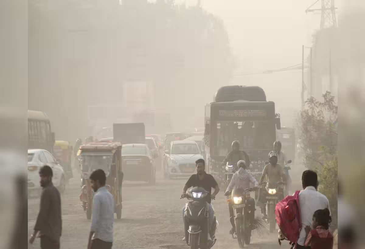 दिल्ली में सांस लेना हुआ मुश्किल, घने कोहरे और स्मॉग के बीच AQI 400 के पार
