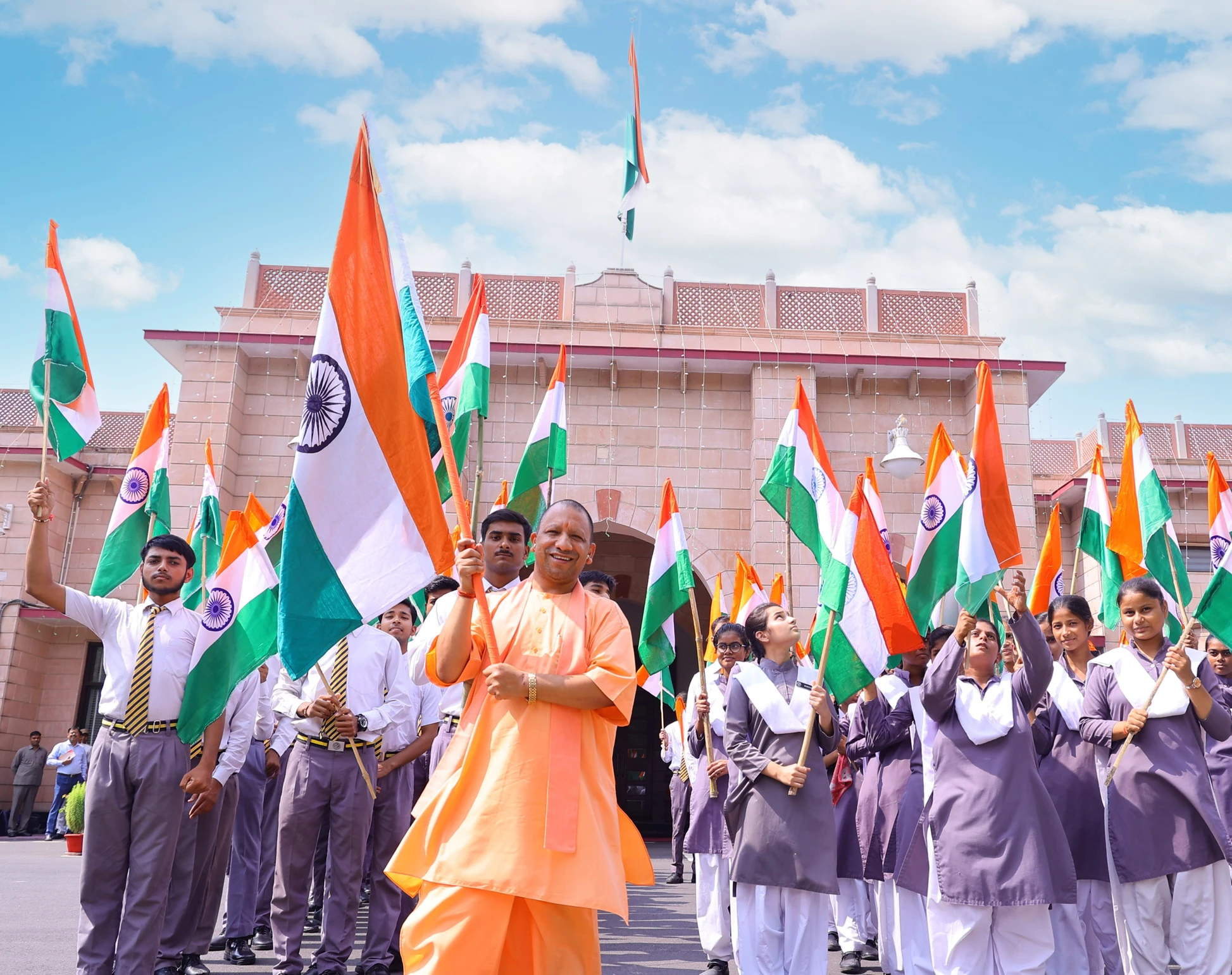 मुख्यमंत्री ने विद्यार्थियों की रैली को राष्ट्रीय ध्वज दिखाकर रवाना किया