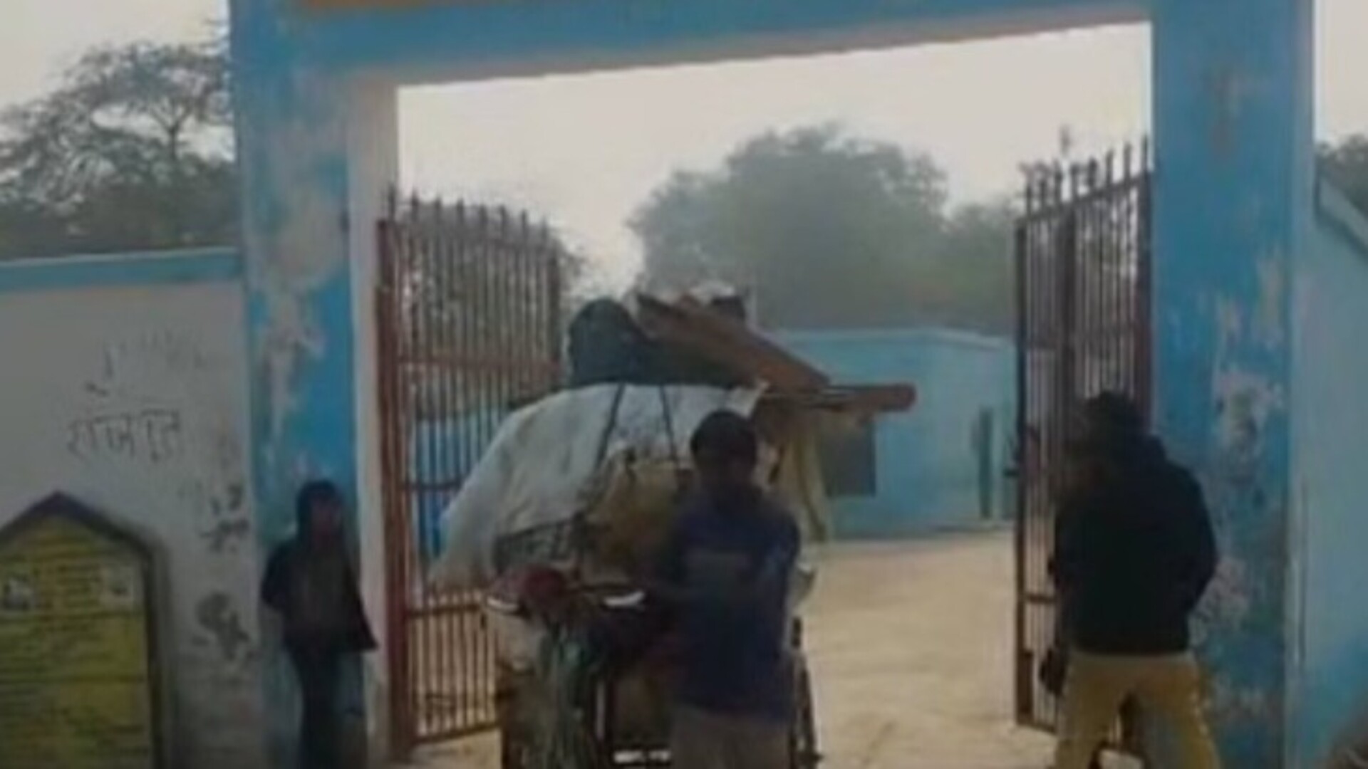 कबाड़ी को बेच दीं बच्चों की किताबें: लखनऊ के सरकारी स्कूल का वीडियो वायरल, शिक्षा विभाग में मचा हड़कंप