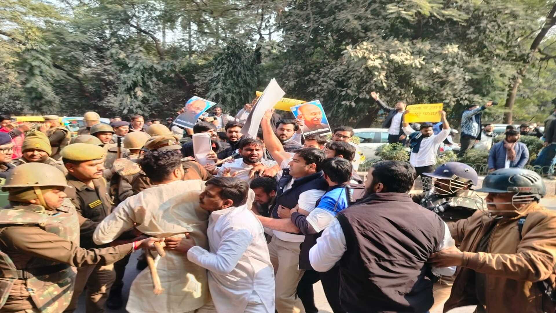 वाराणसी में कांग्रेस का जोरदार प्रदर्शन, एनएसयूआई अध्यक्ष वरुण चौधरी समेत 30 कार्यकर्ता गिरफ्तार
