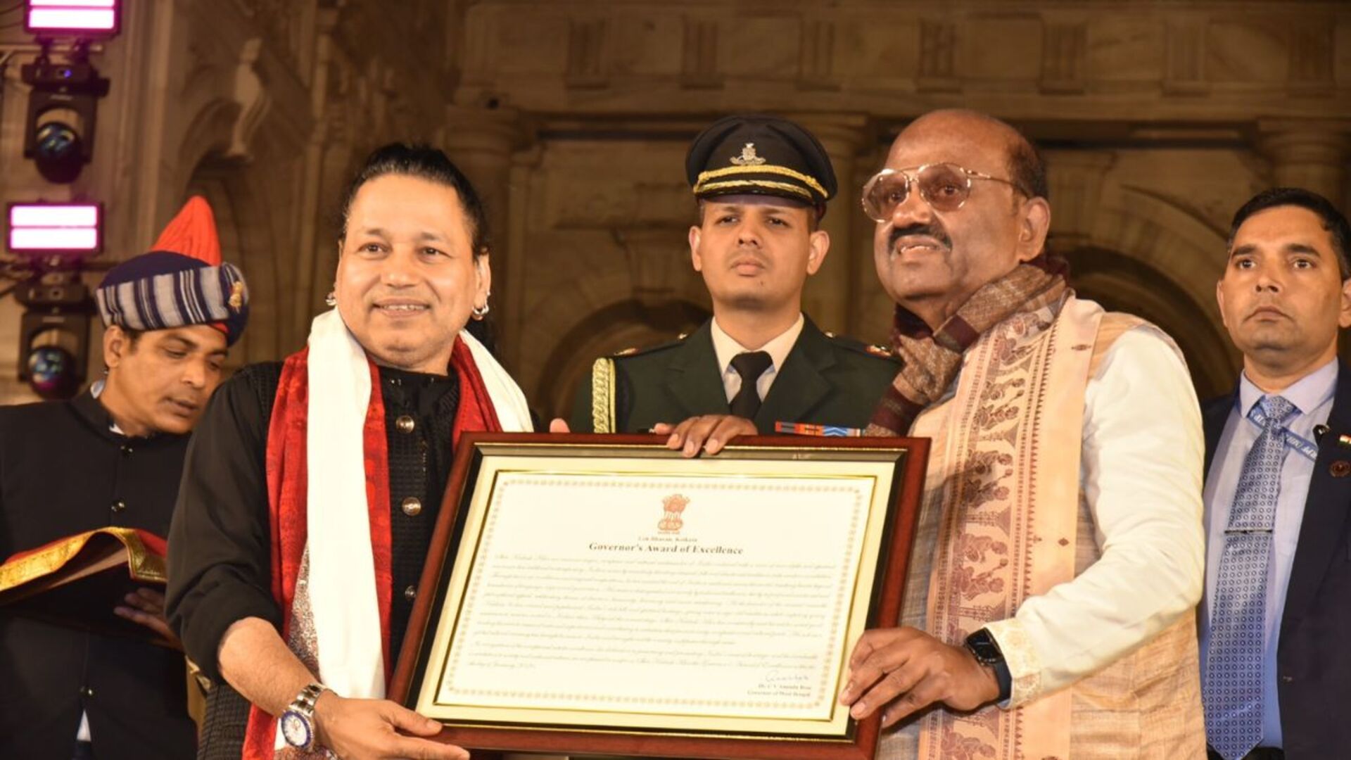 कोलकाता में राज्यपाल डॉ. सीवी आनंद बोस ने कैलाश खेर को गवर्नर अवॉर्ड ऑफ एक्सीलेंस से सम्मानित किया