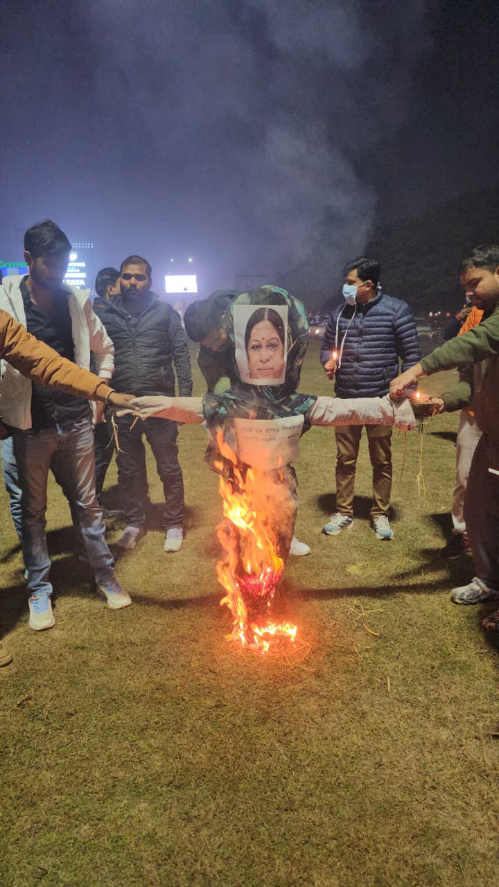 KGMU में कथित लव-जिहाद और महिला उत्पीड़न के आरोपों पर उबाल, वाइस चांसलर का पुतला फूंका